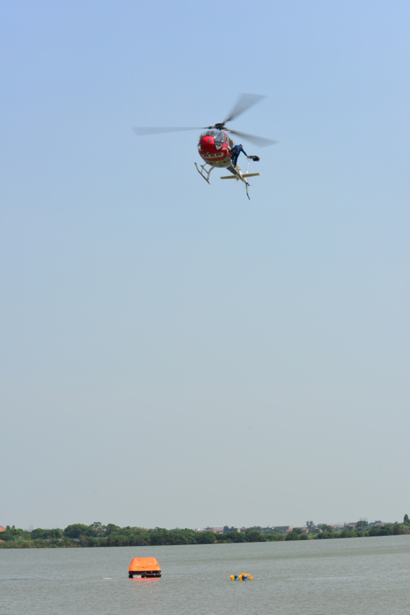 2021年7月15日国产AC311A型直升机开展索降及水域应抢救援航行演练 李军摄影（公开） (251)